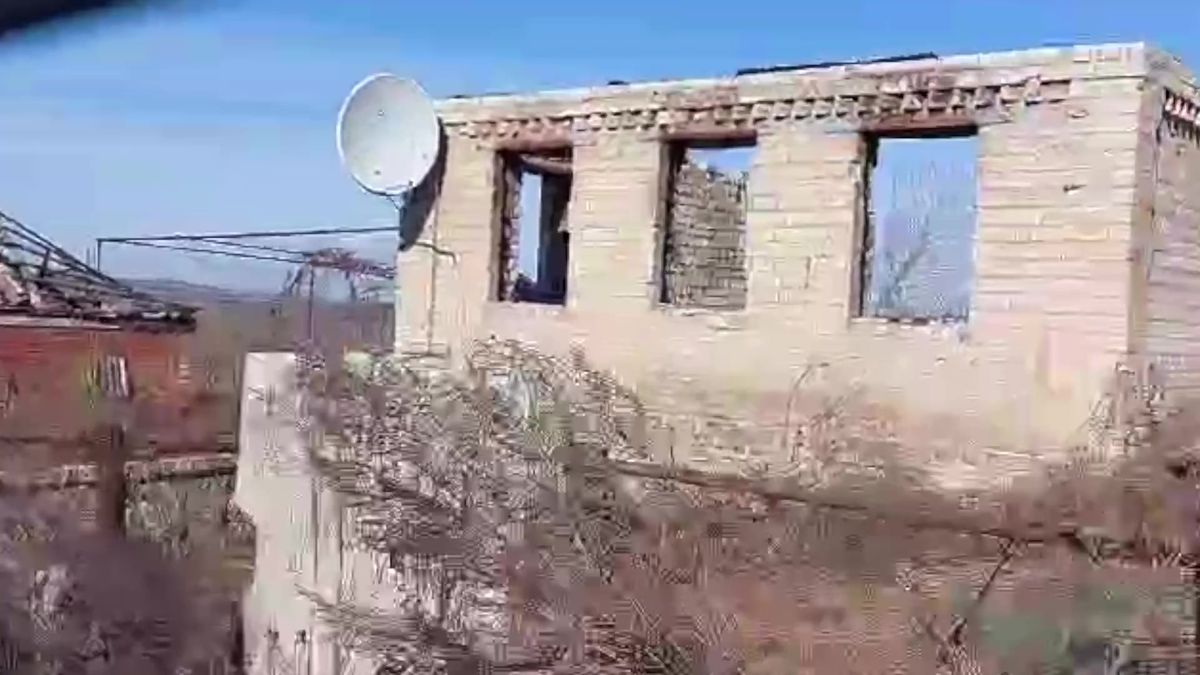Rusové proměnili vesnici v trosky. Unikátní video z invaze